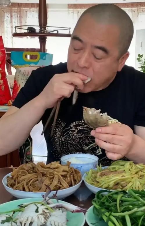 吃瓜网红东北人是谁啊,吃瓜网红东北人的真实身份 第2张 吃瓜网红东北人是谁啊,吃瓜网红东北人的真实身份 第2张