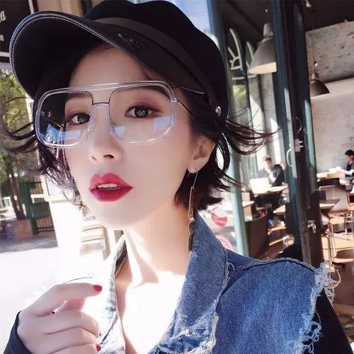 抖音网红吃瓜戴眼镜